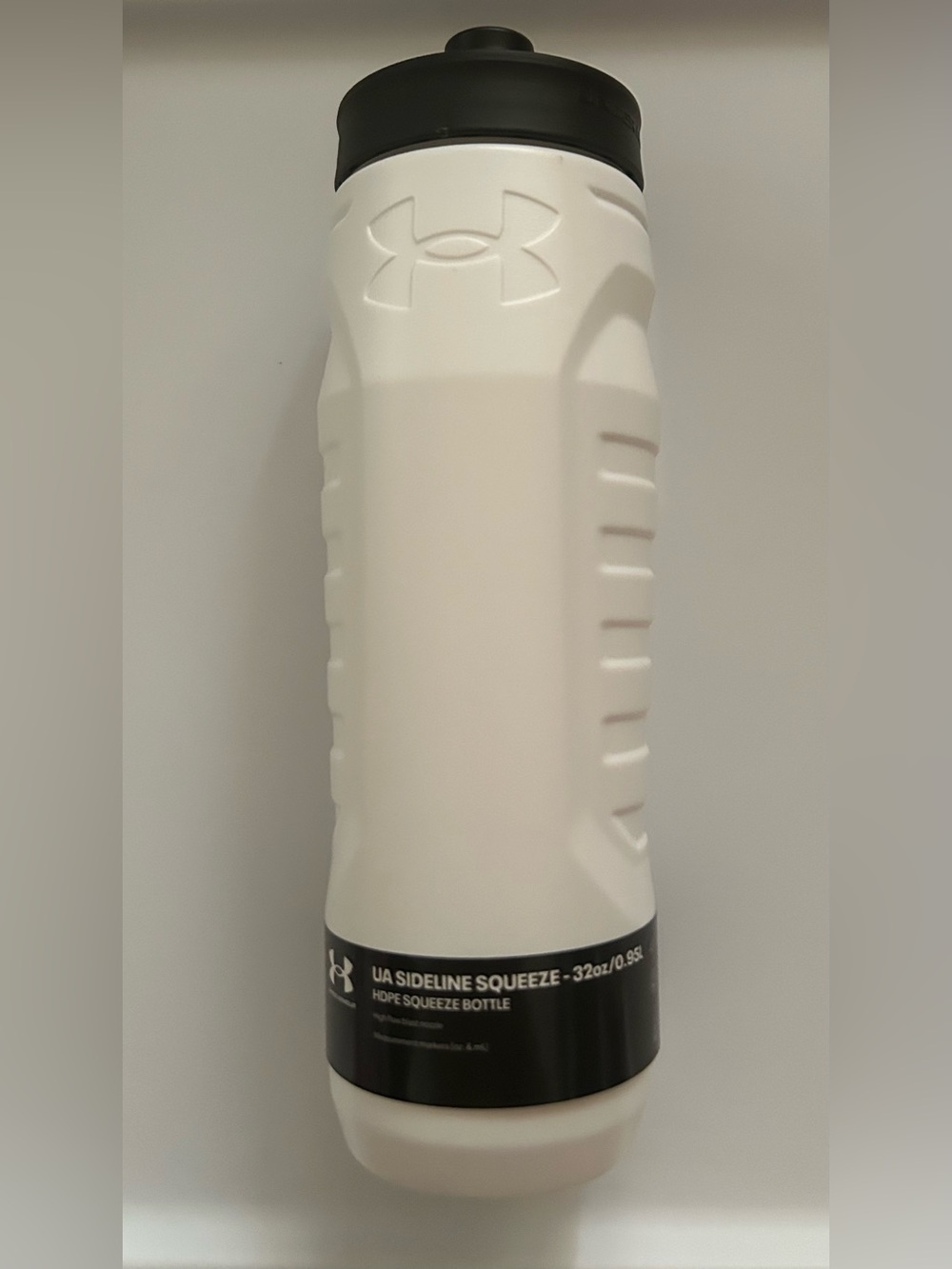 Under Armour UA Sideline Squeeze Water Bottle 32oz White Black Athletic Gym New